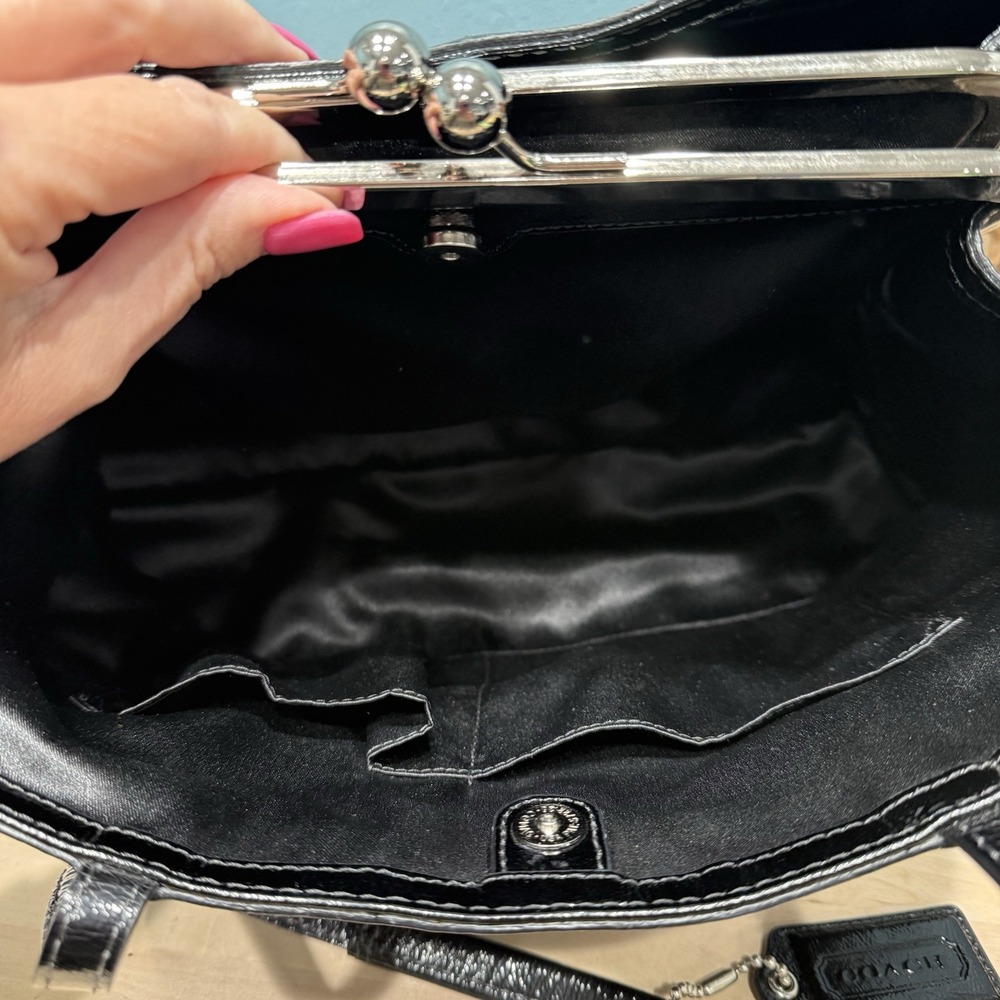 Coach F19215 Black Patent Leather Logo Kiss Lock Carryall Purse Shoulder Bag EUC - Picture 12 of 16